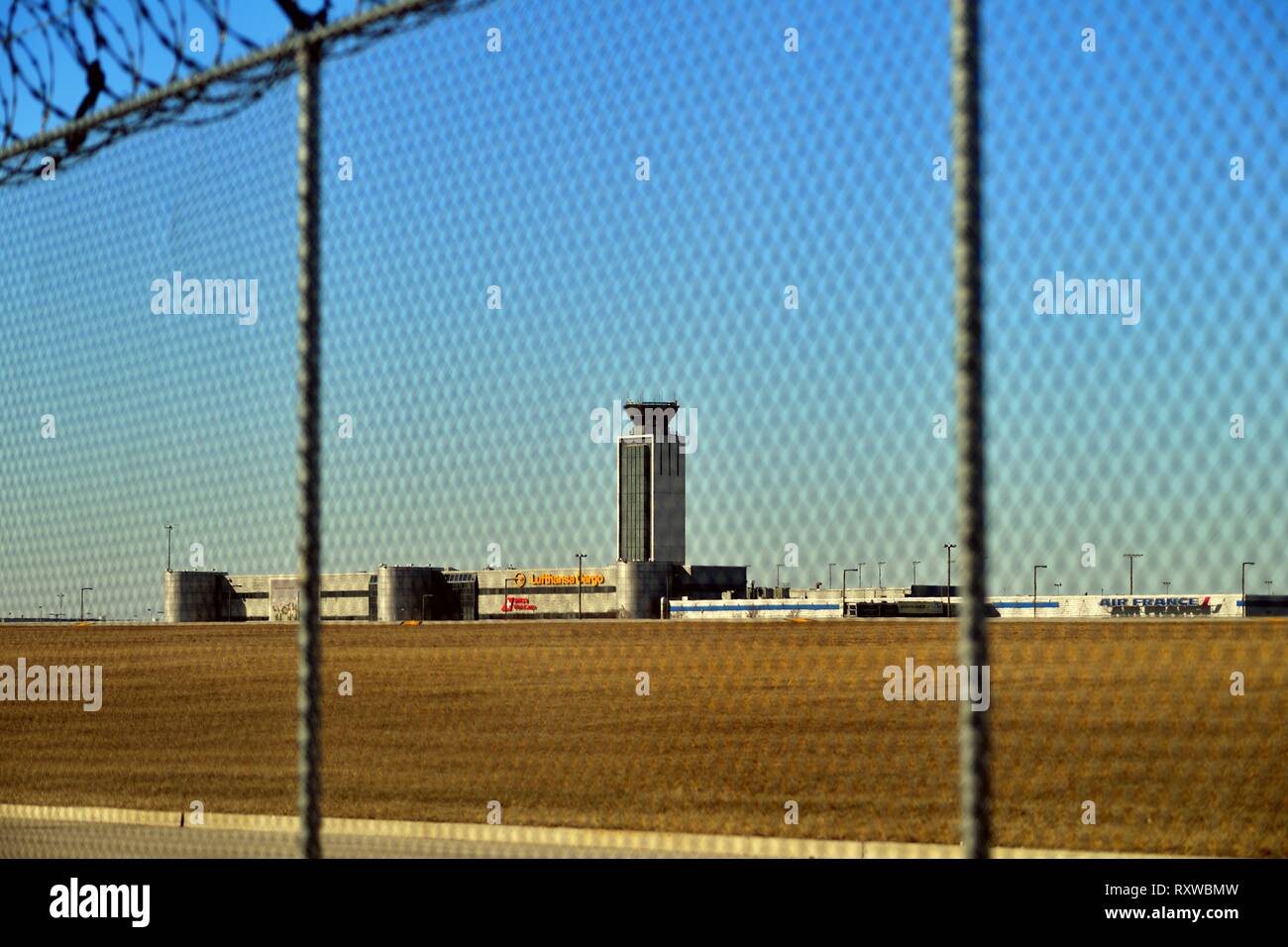 Chicago, Illinois, USA. Ein Sicherheitszaun mit Stacheldraht Umgebung Flughafen O'Hare International Airport entfernt. Stockfoto