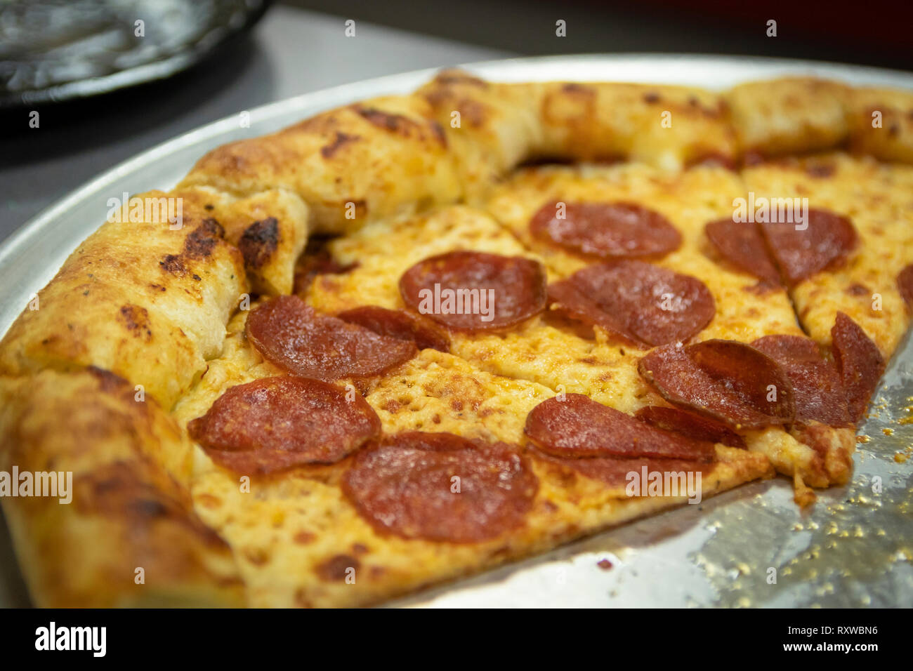 Scheiben der fettige amerikanische Pepperoni Pizza im Restaurant pizza pie Pan. Stockfoto