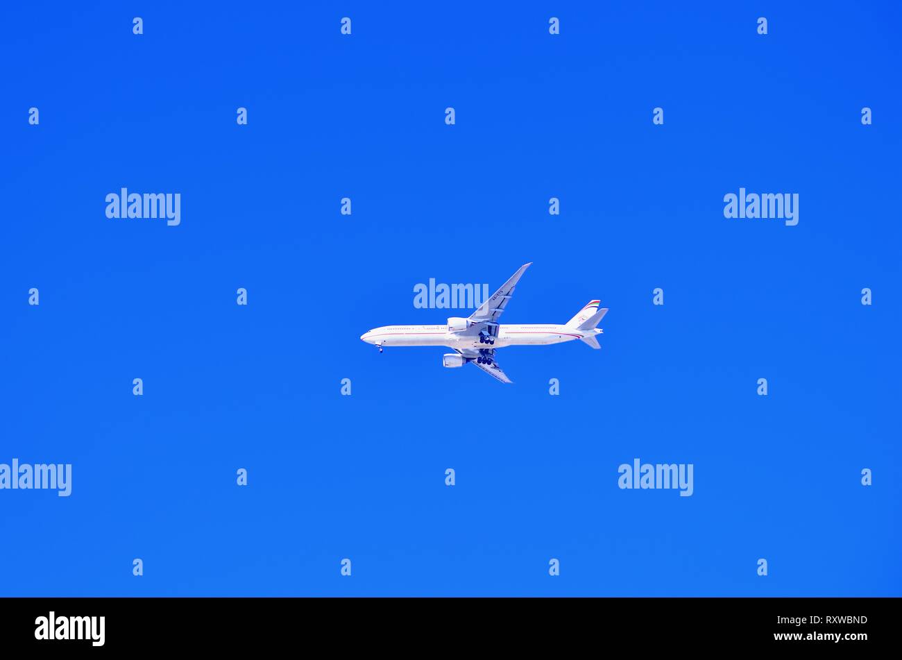 Chicago, Illinois, USA. Ein Flugzeug fliegt über der Stadt Nordwestseite auf ihren Ansatz bei der Landung am Flughafen O'Hare International Airport entfernt. Stockfoto