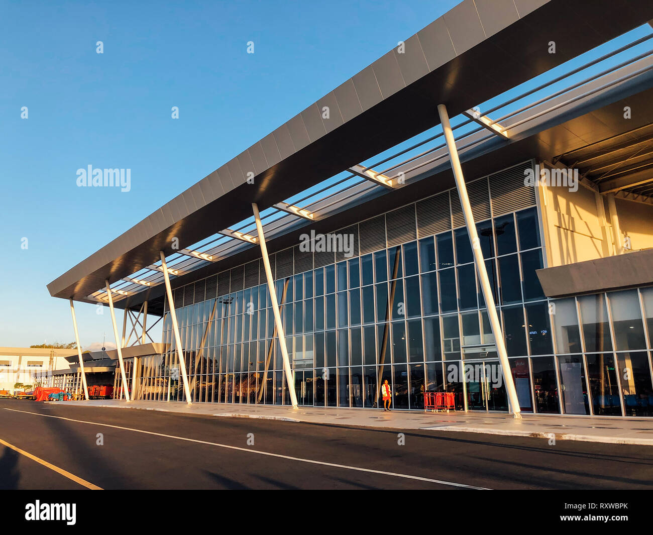 Puerto Princesa, Palawan - Feb 21, 2019: Passagiere ihren Flug Verpflegung im Internationalen Flughafen Puerto Princesa, Palawan, Philippinen Stockfoto