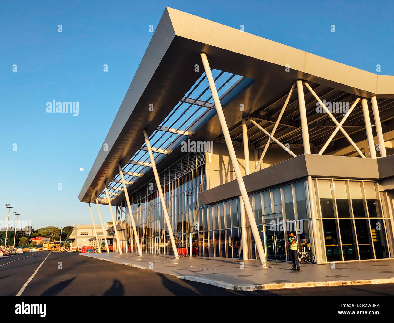 Puerto Princesa, Palawan - Feb 21, 2019: Passagiere ihren Flug Verpflegung im Internationalen Flughafen Puerto Princesa, Palawan, Philippinen Stockfoto