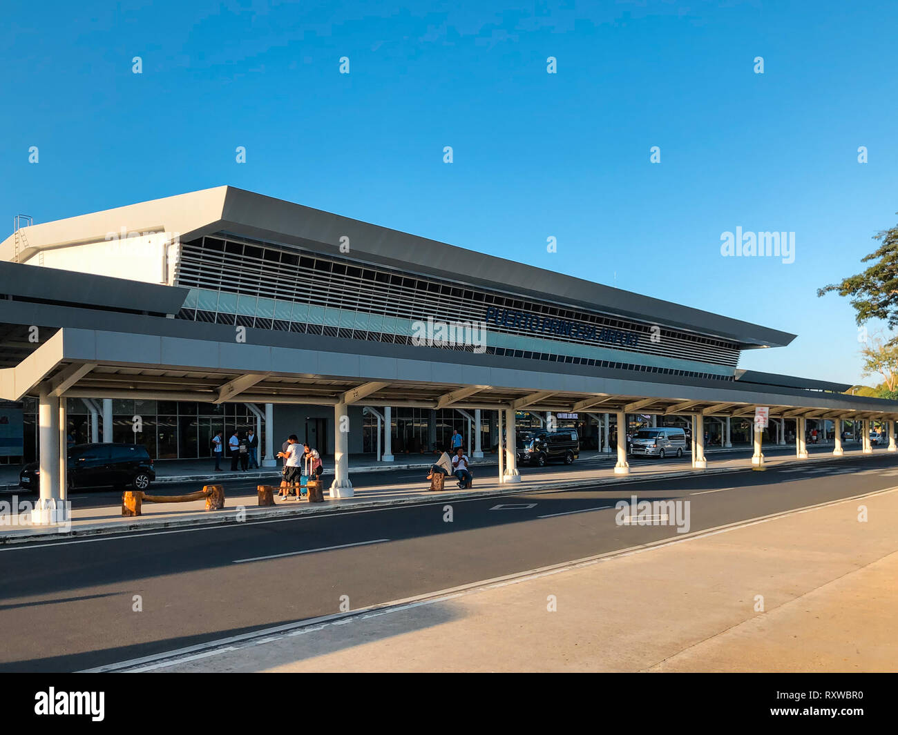 Puerto Princesa, Palawan - Feb 21, 2019: Passagiere ihren Flug Verpflegung im Internationalen Flughafen Puerto Princesa, Palawan, Philippinen Stockfoto