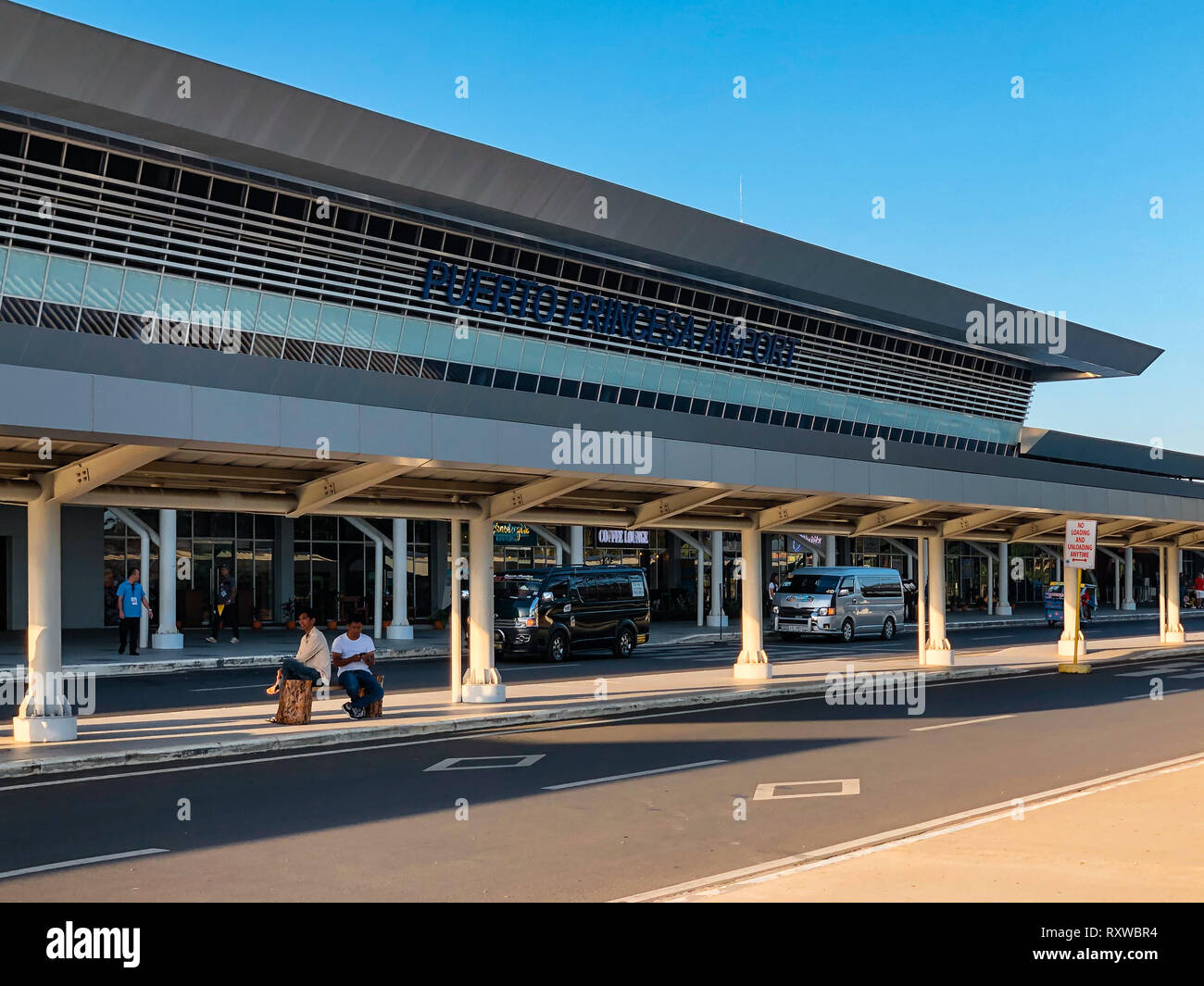Puerto Princesa, Palawan - Feb 21, 2019: Passagiere ihren Flug Verpflegung im Internationalen Flughafen Puerto Princesa, Palawan, Philippinen Stockfoto