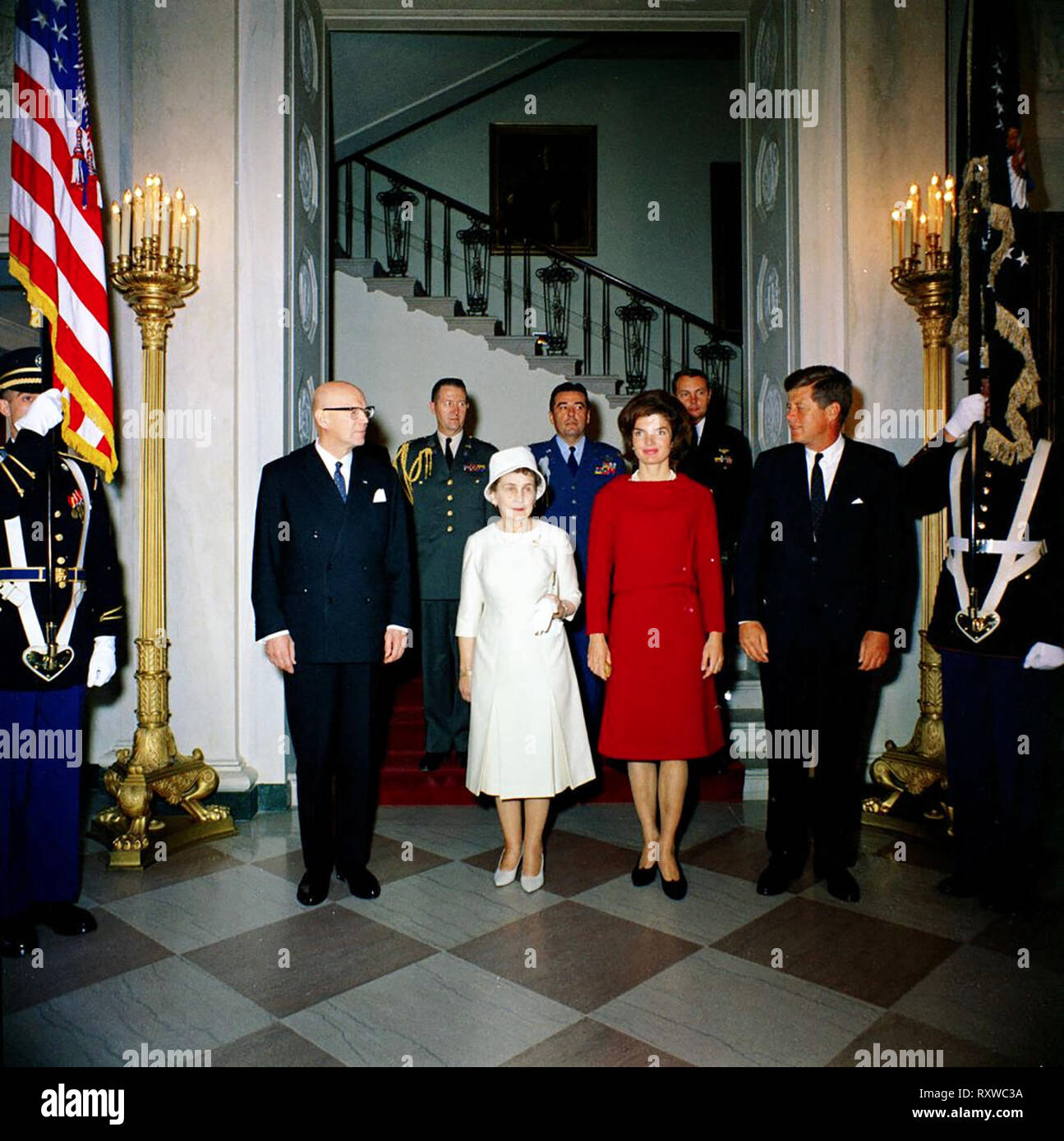 Mittagessen zu Ehren von Urho Kekkonen, Präsident von Finnland. Vordere Reihe (L-R): Präsident Kekkonen; Sylvi Kekkonen, Ehefrau von Präsident Kekkonen; First Lady Jacqueline Kennedy, Präsident John F. Kennedy. Zweite Reihe (L-R): militärische Berater des Präsidenten Allgemeine Chester V. Clifton; Air Force Berater des Präsidenten Brigadier General Godfrey T. McHugh; Naval Berater des Präsidenten Kapitän Tazewell Shepard, Jr. Grand Staircase, Eingangshalle, White House, Washington, D.C., Oktober 1961 Stockfoto