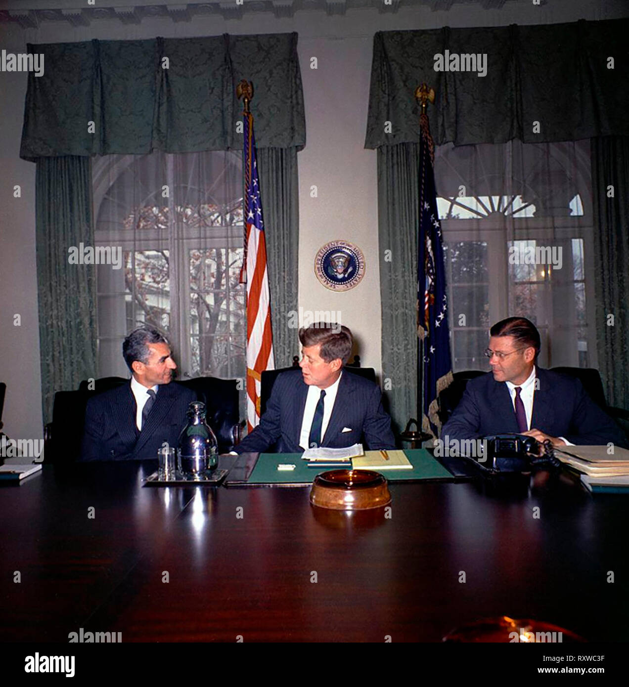 Präsident John F. Kennedy trifft sich mit Mohammad Reza Pahlavi, die shahanshah des Iran, im Schaltschrank des White House, Washington, D.C., April 1962 Stockfoto