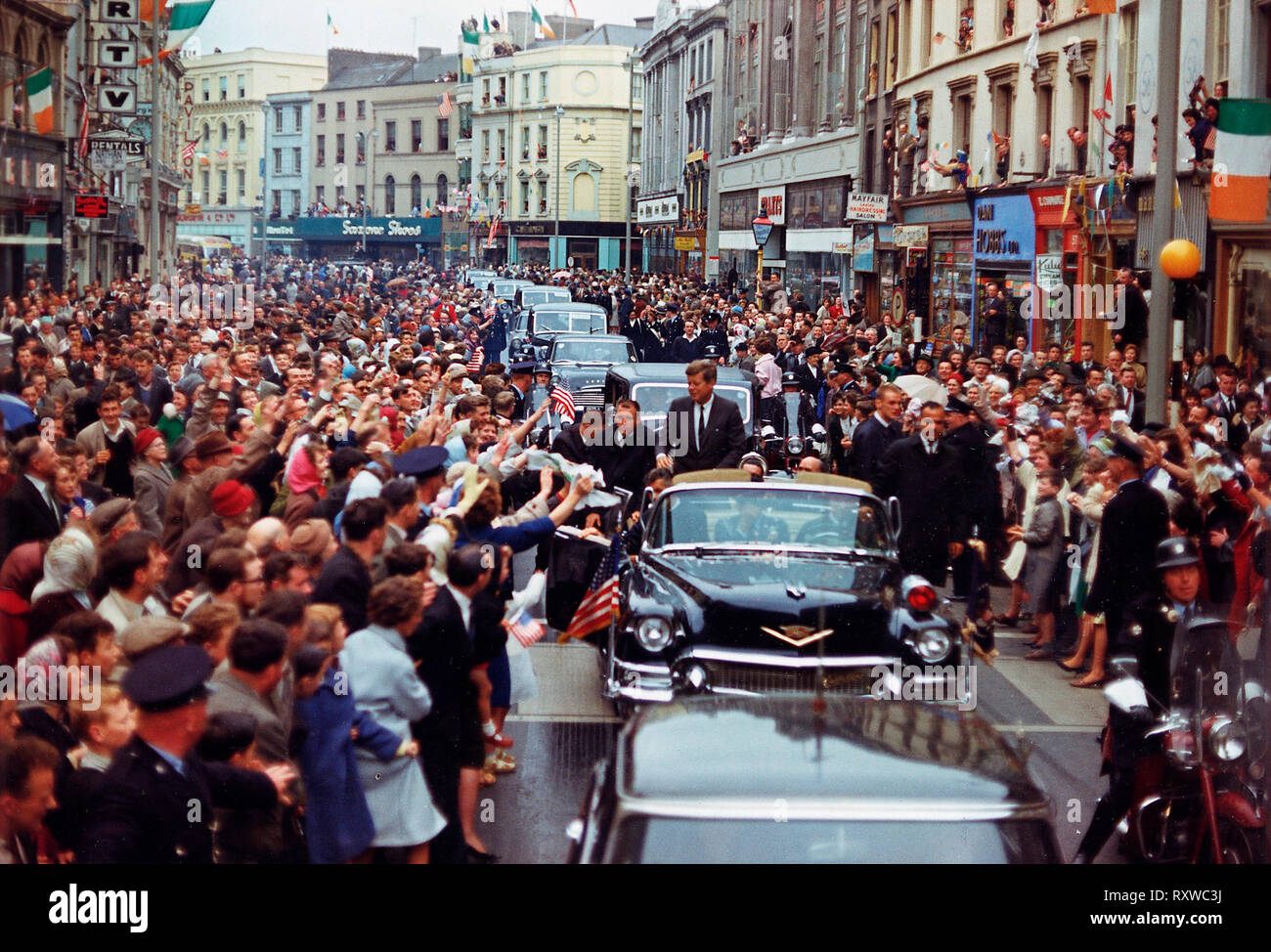 Präsidenten der Vereinigten Staaten John Kennedy's motorcade in Patrick Street, Cork, Irland am 28. Juni 1963 Stockfoto