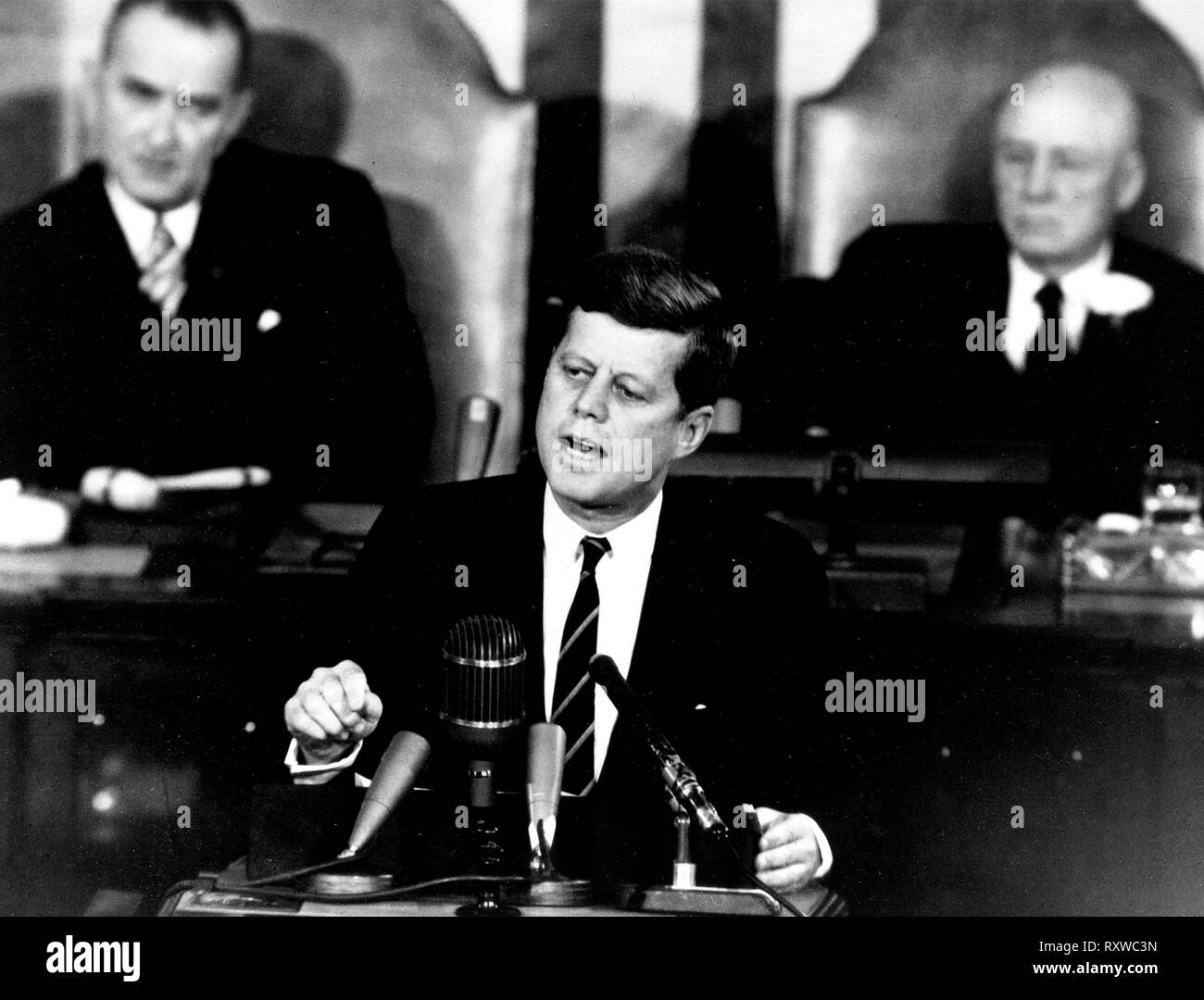 Präsident John F. Kennedy in seiner historischen Nachricht an einer gemeinsamen Sitzung des Kongresses, der am 25. Mai 1961 erklärt, "Ich glaube, dass diese Nation sich selbst zur Verwirklichung des Ziels verpflichten sollten, bevor dieses Jahrzehnts ist out, der Landung eines Menschen auf dem Mond und ihn sicher wieder zur Erde." 25. Mai 1961 Stockfoto
