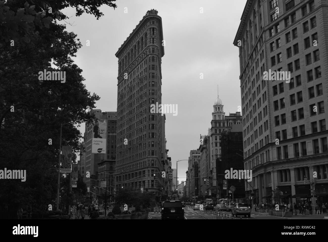 New York City - Flatiron Building und Stadtverkehr. Schwarz & Weiß Stockfoto