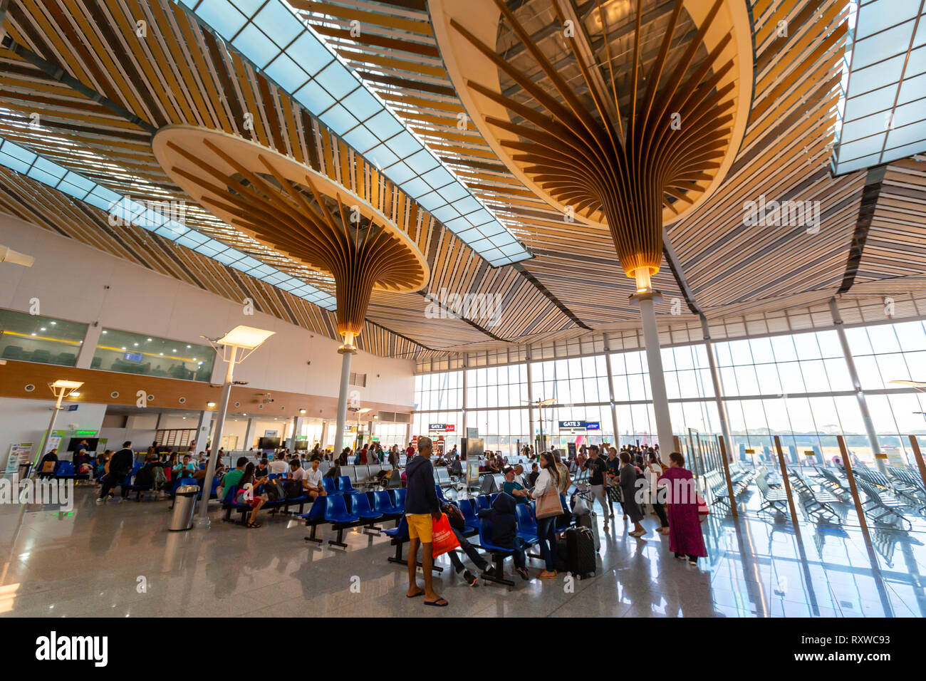 Puerto Princesa, Palawan - Feb 25, 2019: Passagiere ihren Flug Verpflegung im Internationalen Flughafen Puerto Princesa, Palawan, Philippinen Stockfoto