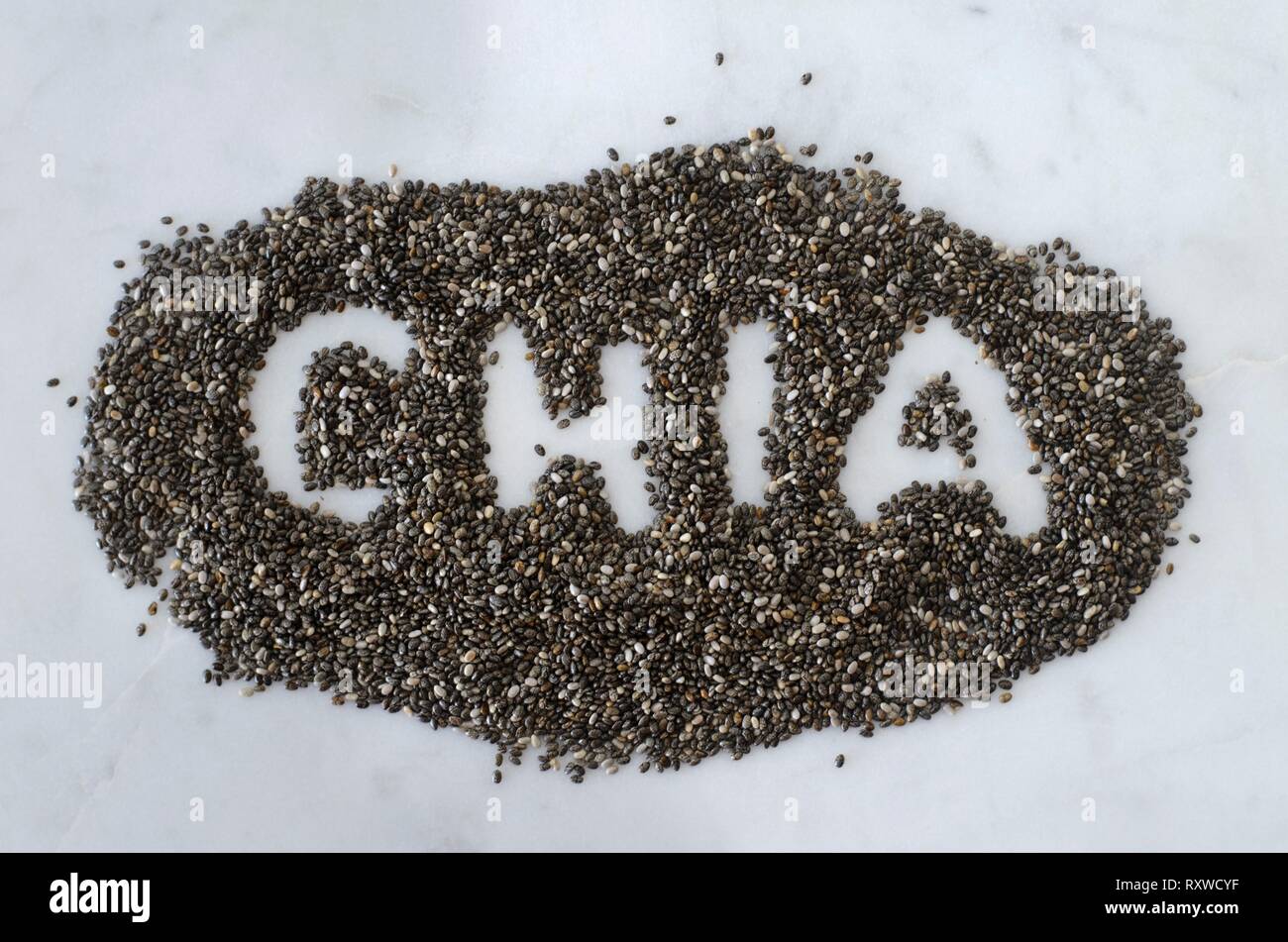 Schwarz Chia Samen auf weißem Hintergrund Stockfoto