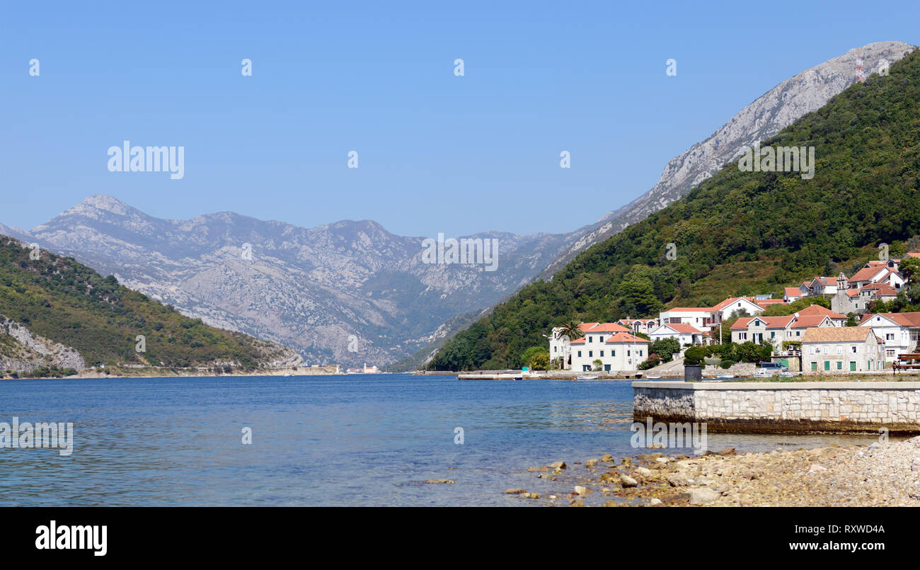 Mediterrane Landschaft auf sonnigen Tag. Montenegro, Adria, Bucht von Kotor, Ansicht von Kamenari Dorf Stockfoto