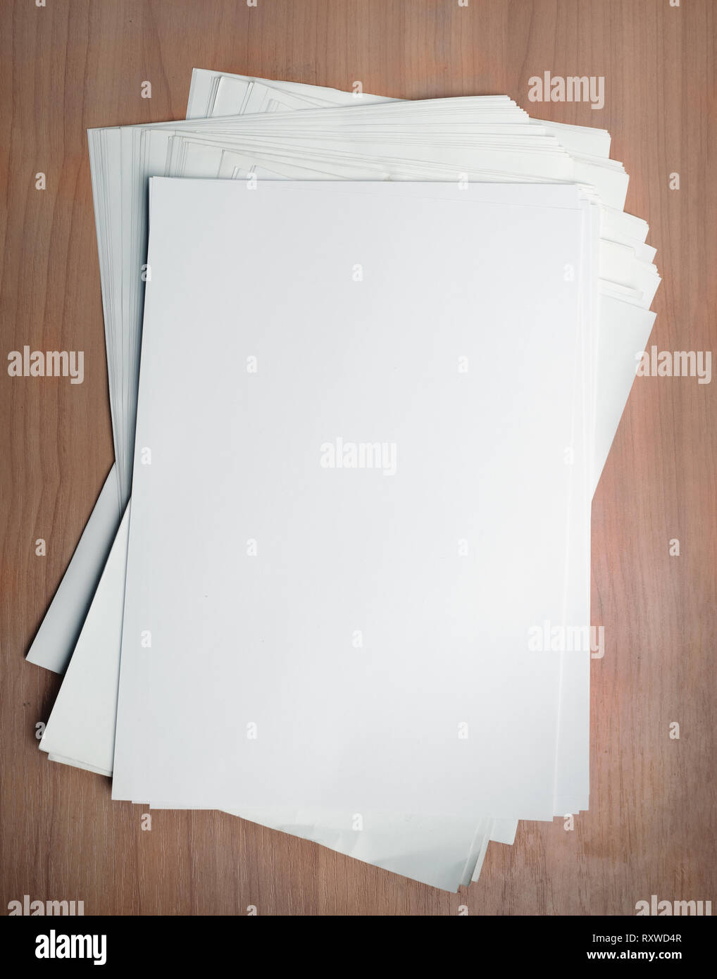 Stapel weißes Papier Vorlage auf Arbeitstisch mit Freistellungspfad Stockfoto