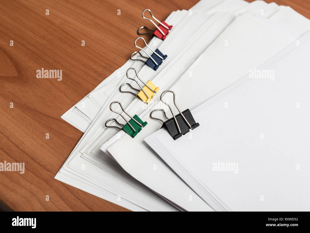 Weißbuch Dokumentenvorlage mit Metall Farbe Clips auf Arbeitstisch Seitenansicht Stockfoto