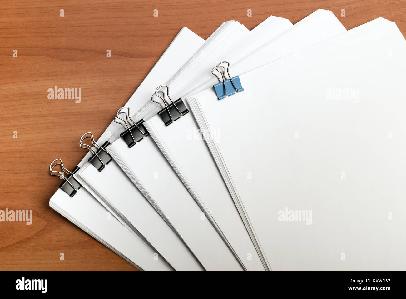 Weißbuch Dokumentenvorlage mit Metallklammern binder am Arbeitstisch, Ansicht von oben Stockfoto