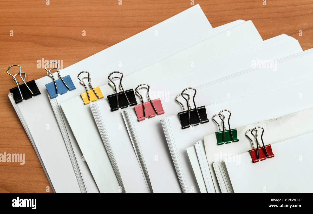 Weißbuch Dokumentenvorlage mit Farbe Metall clips Binder am Arbeitstisch, Ansicht von oben Stockfoto