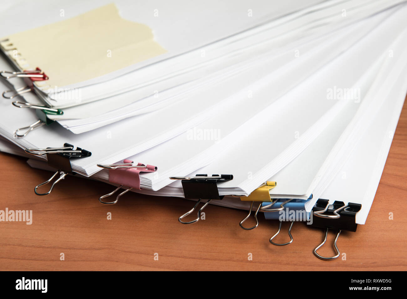 Weißbuch Dokumentenvorlage mit Farbe Metall clips Binder am Arbeitstisch Seitenansicht Stockfoto