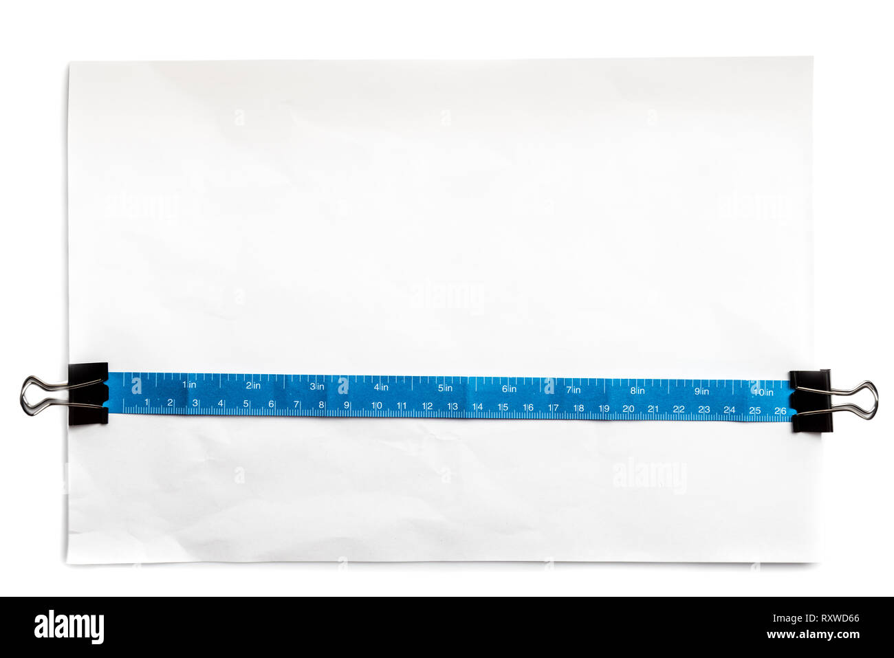 Einfaches Papier Maßband zoll und zentimeter, über Standard Office weißes Papier. Nützlich für Objekt anzeigen echte Größe. Stockfoto