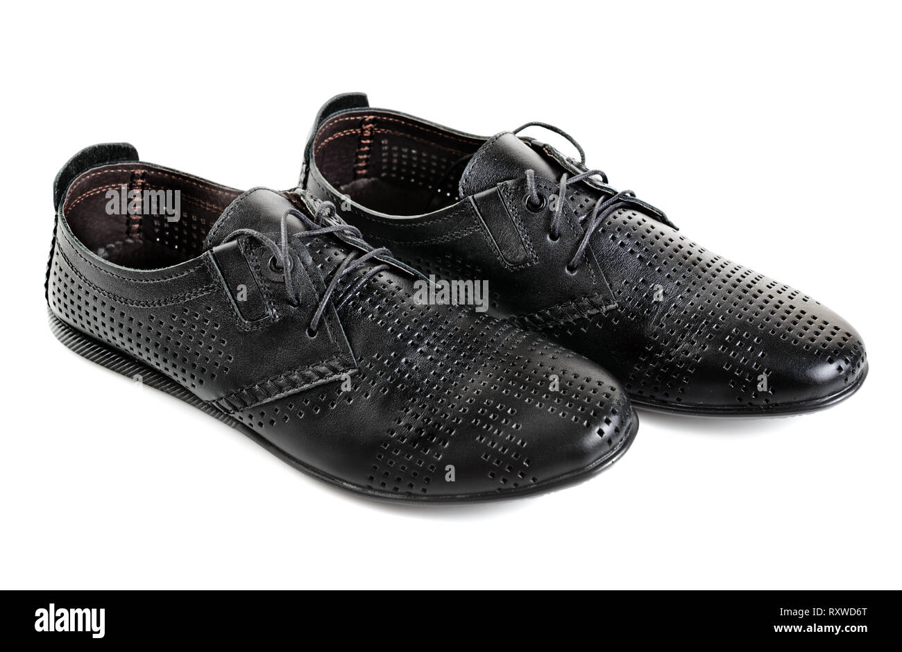 Paar schwarze Schuhe classic lässig mit Bohrungen auf weißem Hintergrund Stockfoto