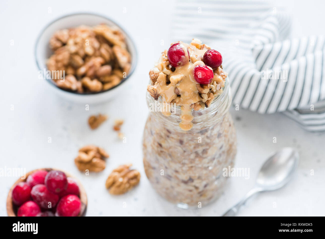 Über Nacht Hafer mit Beeren und Erdnussbutter. Trendy gesundes Frühstück essen, vegane Mahlzeit Stockfoto