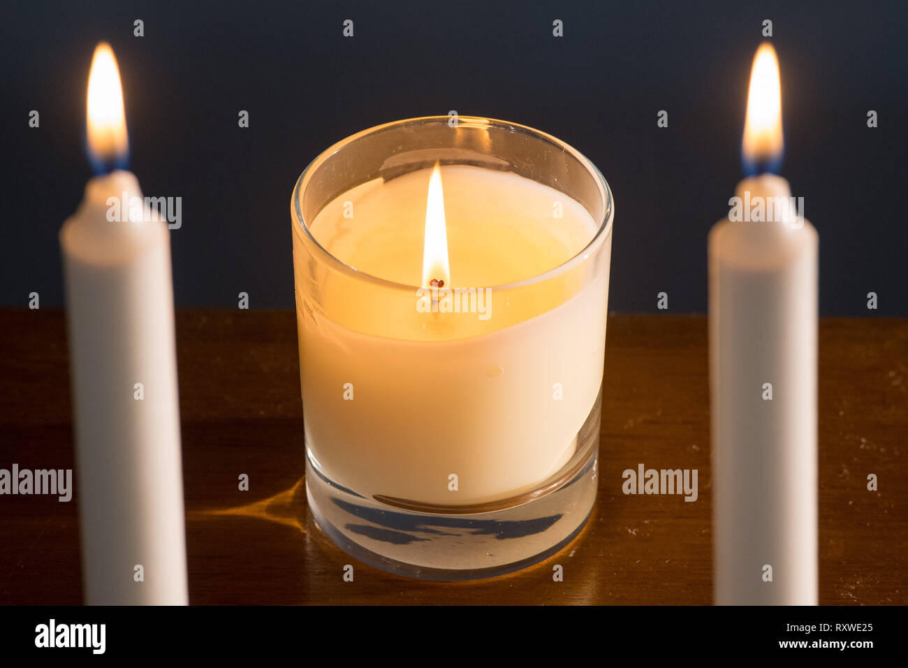 Kerzen angezündet. Der Verkauf von Kerzen durch einen Dritten im vergangenen Jahr gesprungen sein, inmitten einer Erhöhung der Anzahl der Lager, neue Forschung vorschlägt. Stockfoto