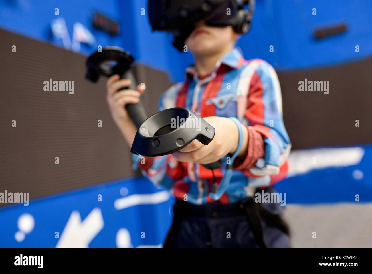 Moderne Technologie, Gaming und Personen Konzept - Junge in virtual reality  Headset oder die 3D-Brille Videospiel spielen bei Game Center  Stockfotografie - Alamy