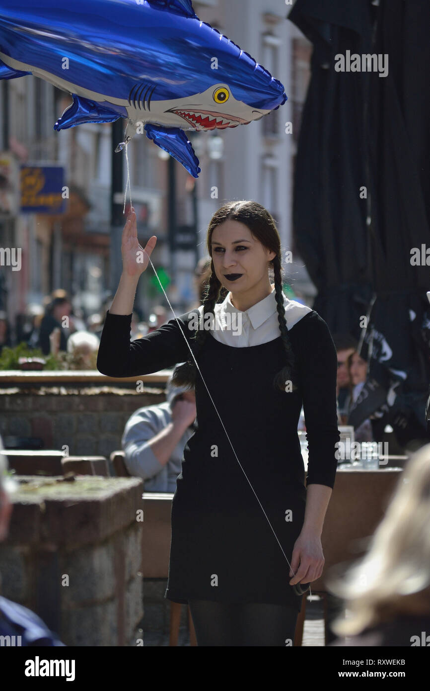 Frau Verkleidung als Wednesday-Addams, Svilajnac, Serbien, Europa (Poklade, Bela Nedelja) Stockfoto