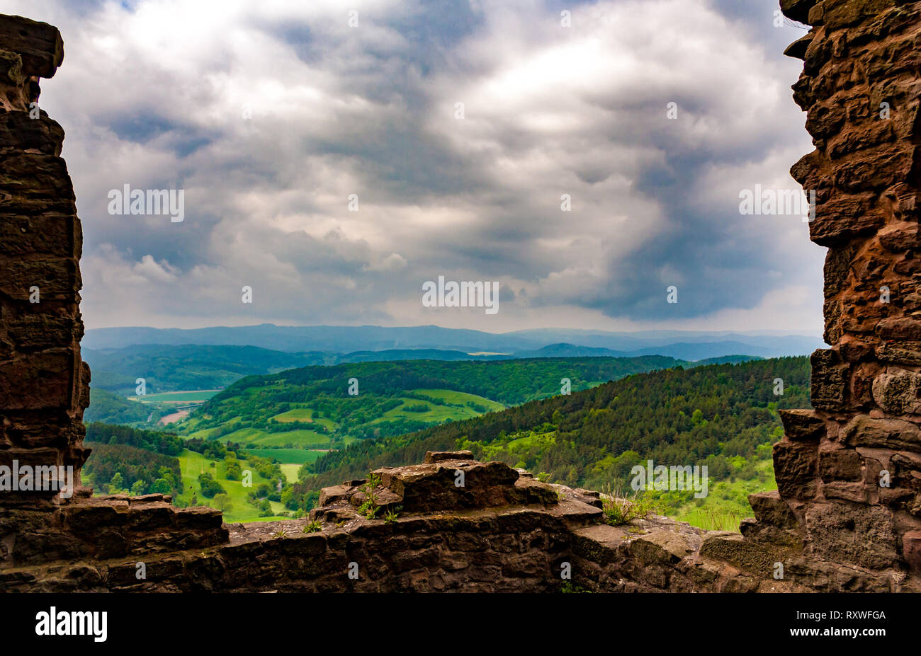 Herrliche Panoramasicht auf die Landschaft in der Mitte Deutschlands, eingerahmt vom verfallenen Mauern des berühmten hanstein Burg, eine der größten Burgruinen in... Stockfoto