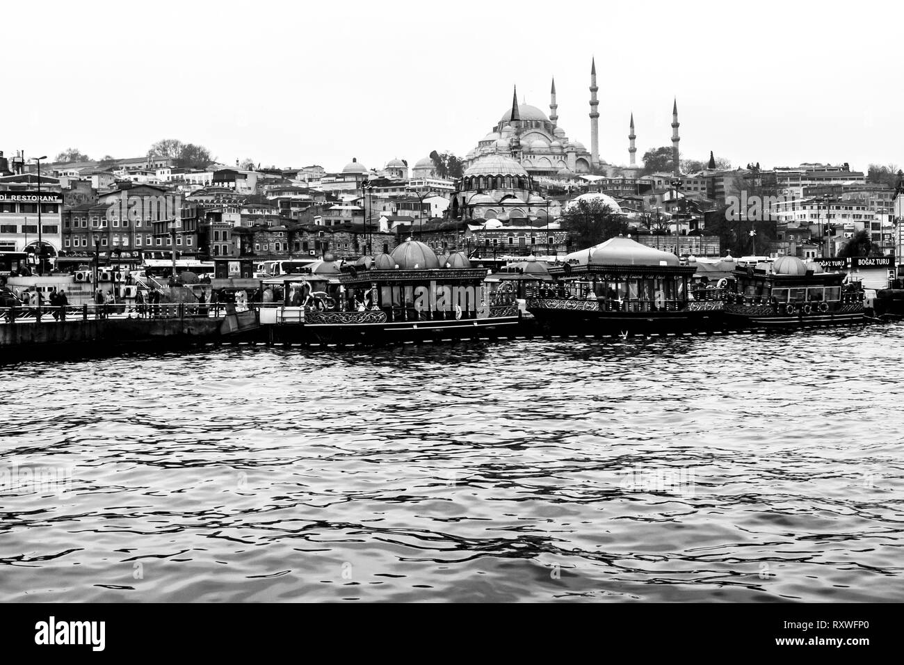 Istanbul, Türkei - Dezember 6, 2014: Der Süleymaniye Moschee Blick auf das Goldene Horn, Menschen besuchen die Cafe in Boote und beobachten Sie den Bosporus in Istanbul. Stockfoto
