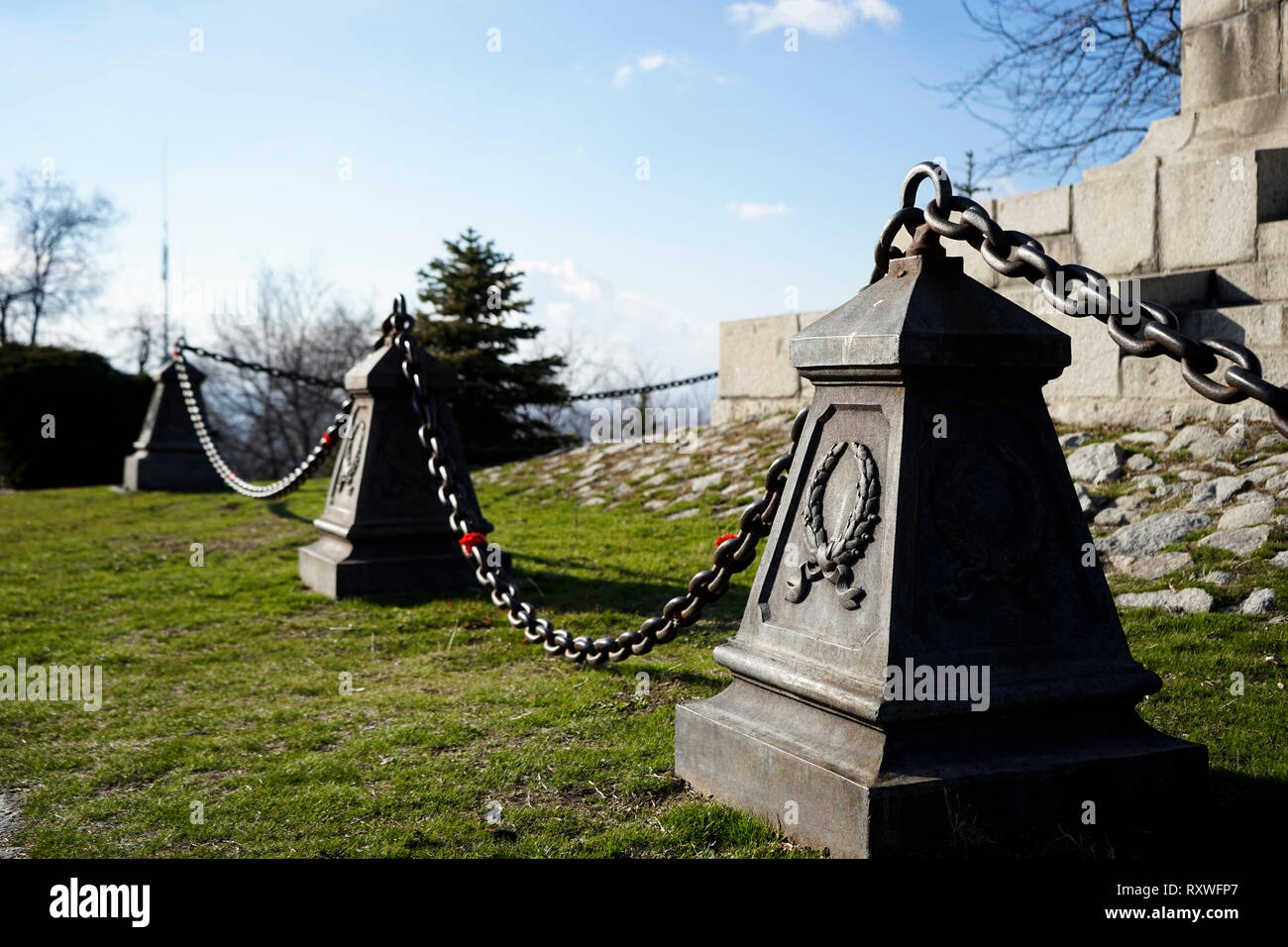 Niedrig hängende Kette Zaun um ein Russland Zar Alexander militärischen Denkmal in Plovdiv, Bulgarien Stockfoto