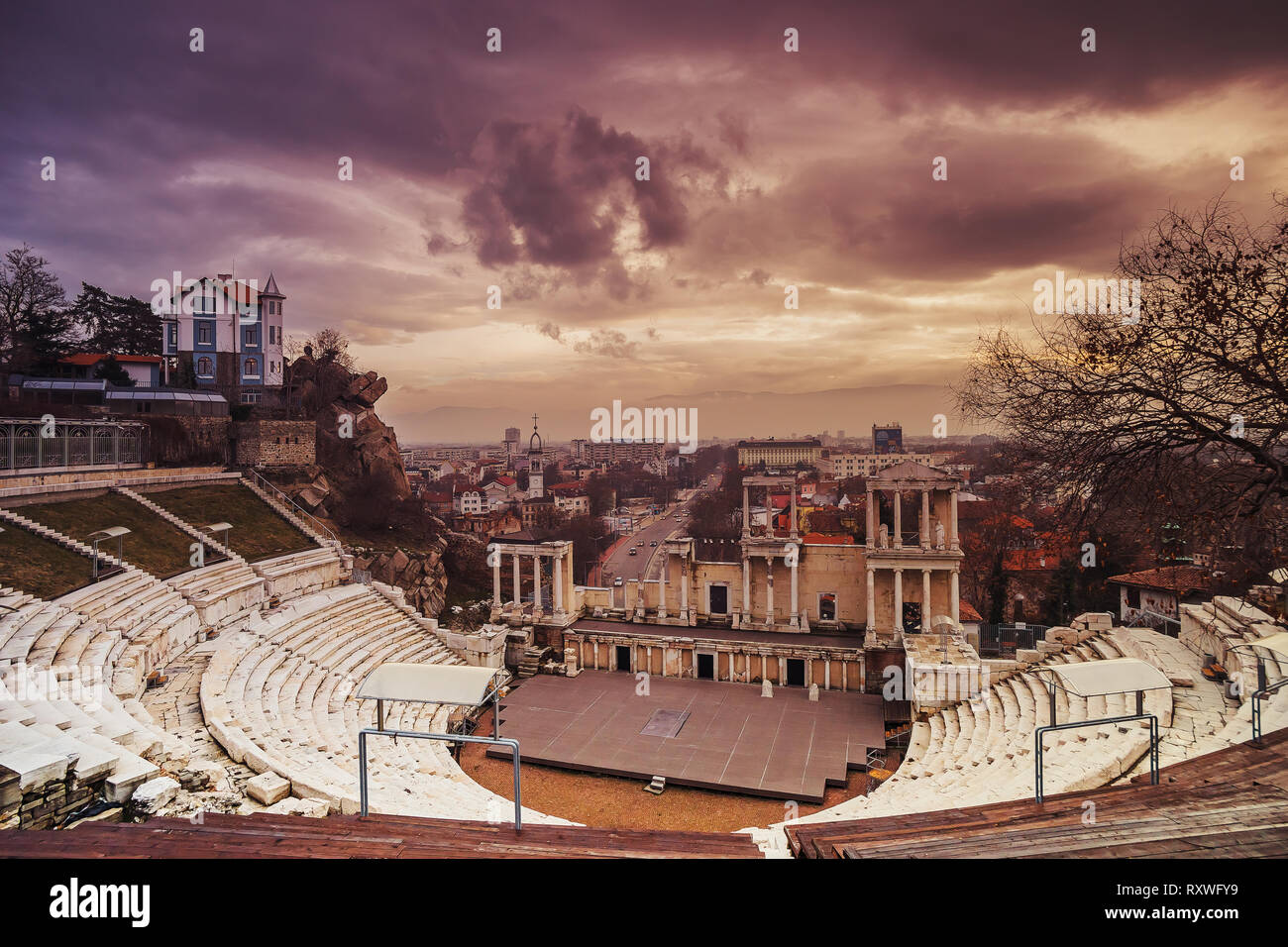 Schönen Sonnenuntergang Blick auf die alte römische Theater in Philippopolis, moderne Plovdiv, Bulgarien Stockfoto