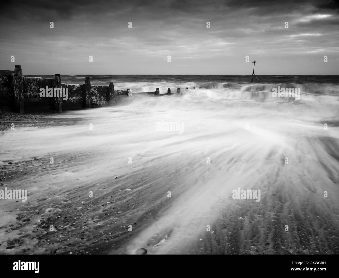 Ein IR-Bild von der Küste und einem groyne in Selsey in West Sussex, England. Stockfoto