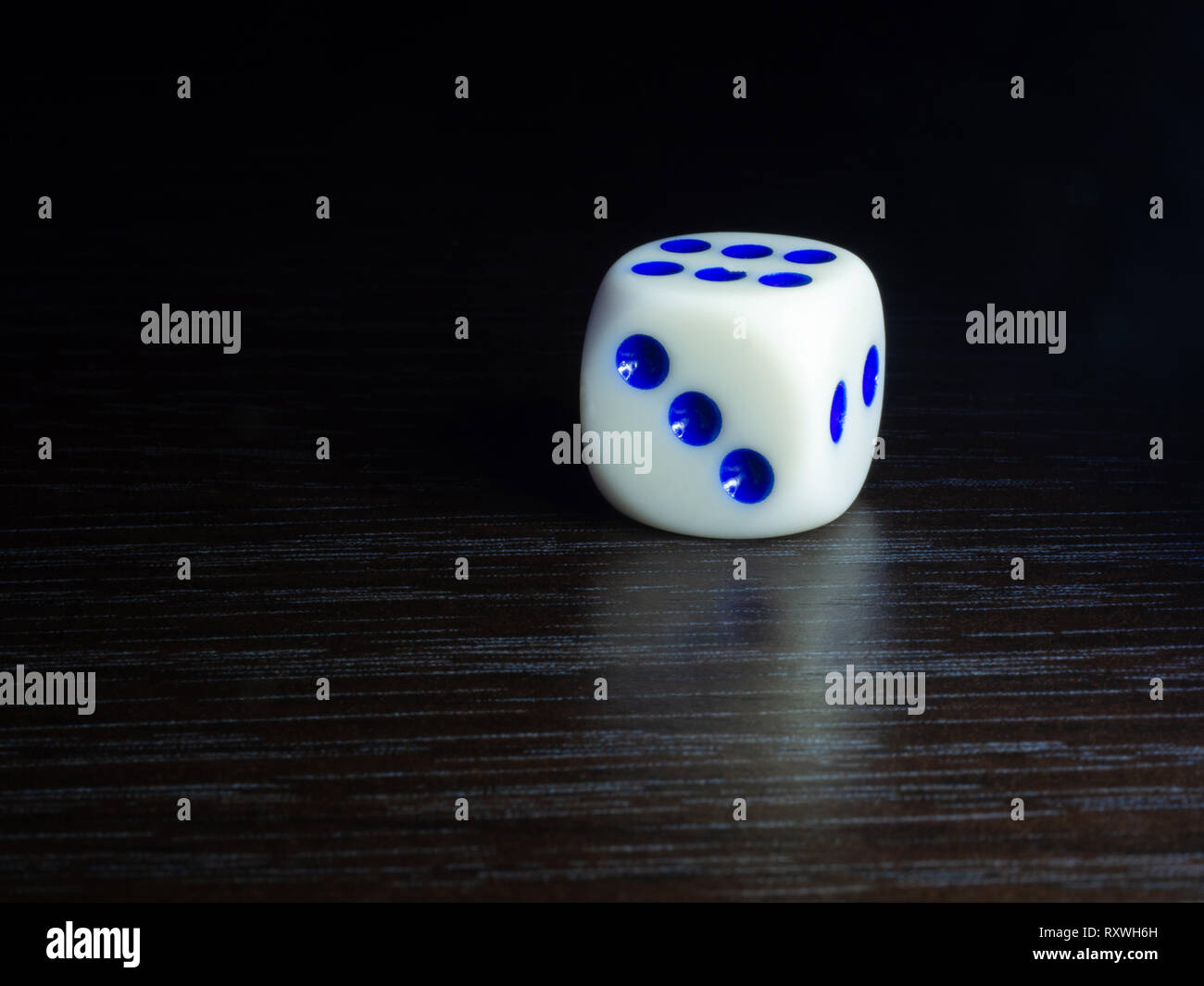 Tabelle Spielen mit Würfeln am Abend mit dim hell auf dunklem Hintergrund. Stockfoto