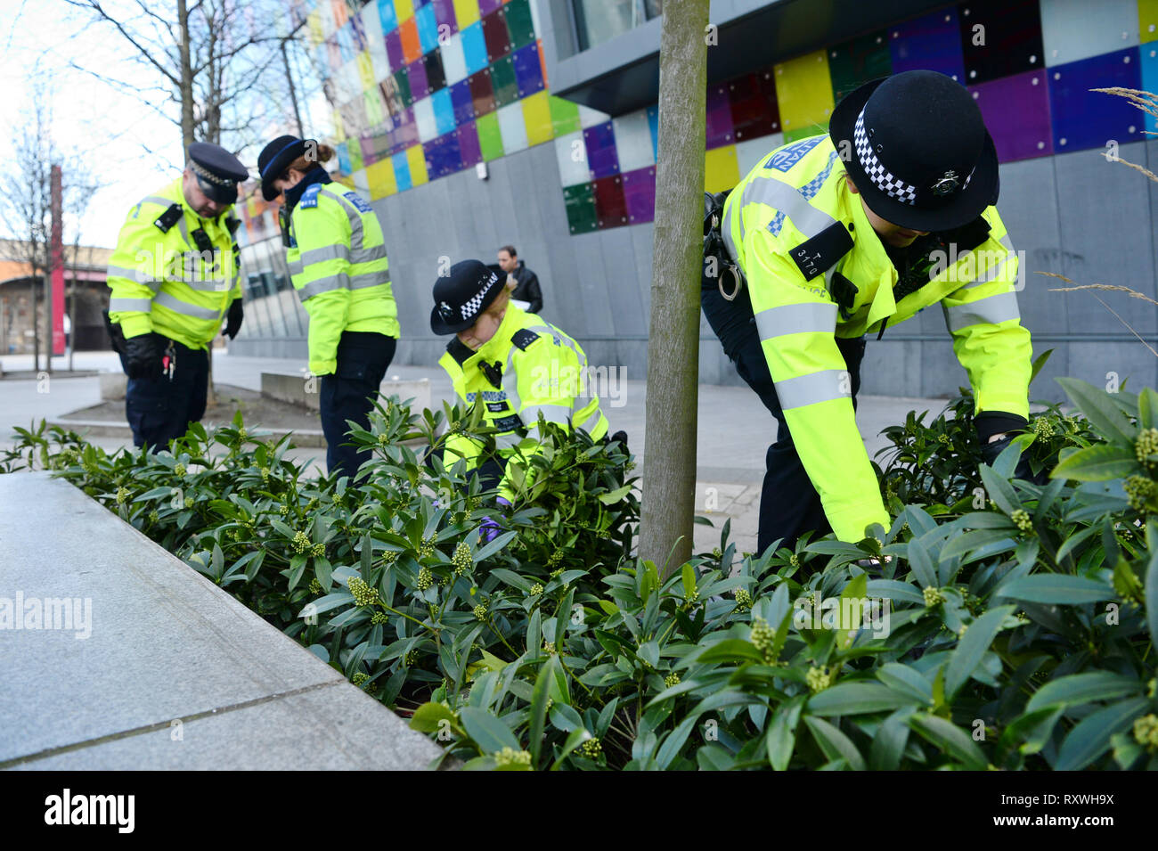 Offiziere von der Metropolitan Police Suche nach Messer außerhalb der Glas Mill Center in Lewisham, London, als Teil der Operation Zepter, die Kräfte in England und Wales mit Hingabe Fächer, Stop-and-search und Waffen fegt in einem konzertierten Vorgehen gegen Messer Kriminalität. Stockfoto