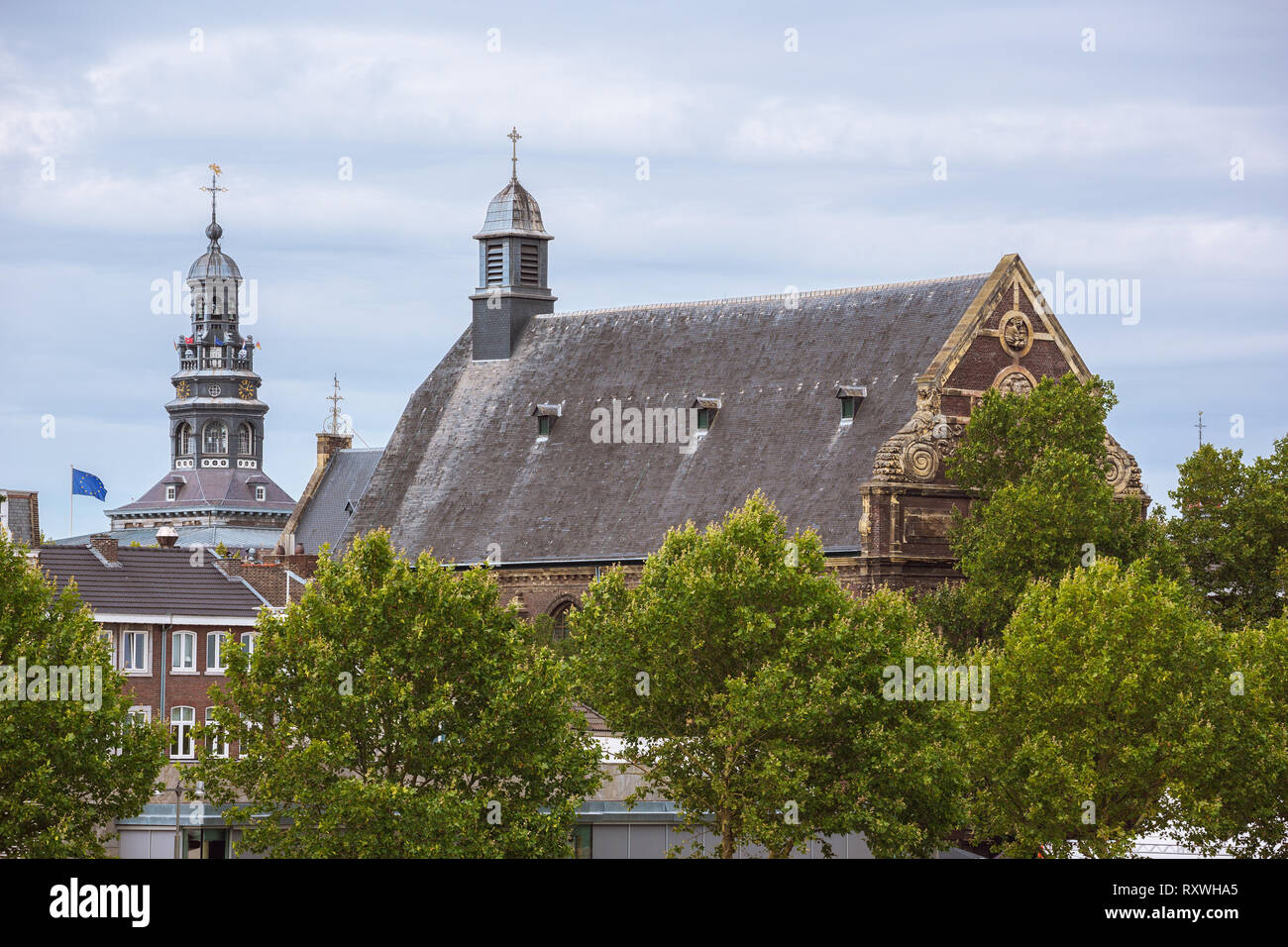 Ansicht der Augustiner Kirche und das Rathaus der Stadt an den Ufern der Maas gesehen Stockfoto