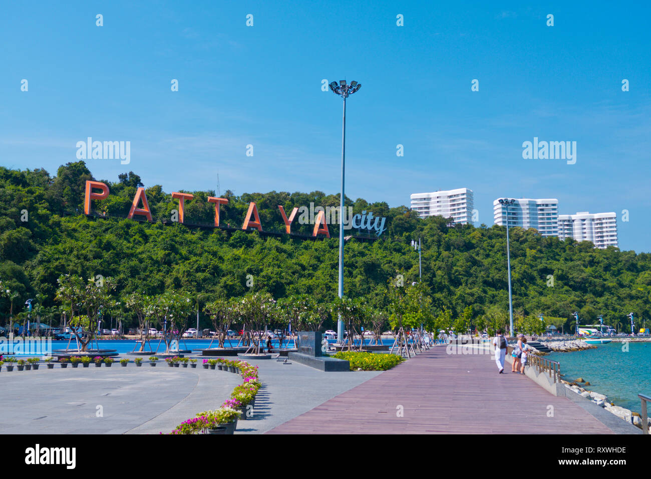 Pattaya Gärten und Yacht Hafen, mit Stadt unterzeichnen, Promenade, die zum Leuchtturm, South Pattaya, Thailand Stockfoto