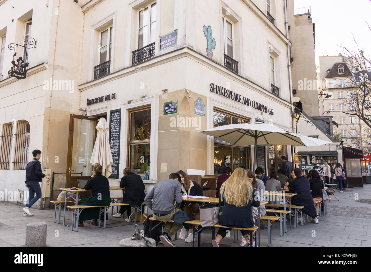 Menschen chatten Im Shakespeare und Company Café in Paris, Frankreich. Stockfoto