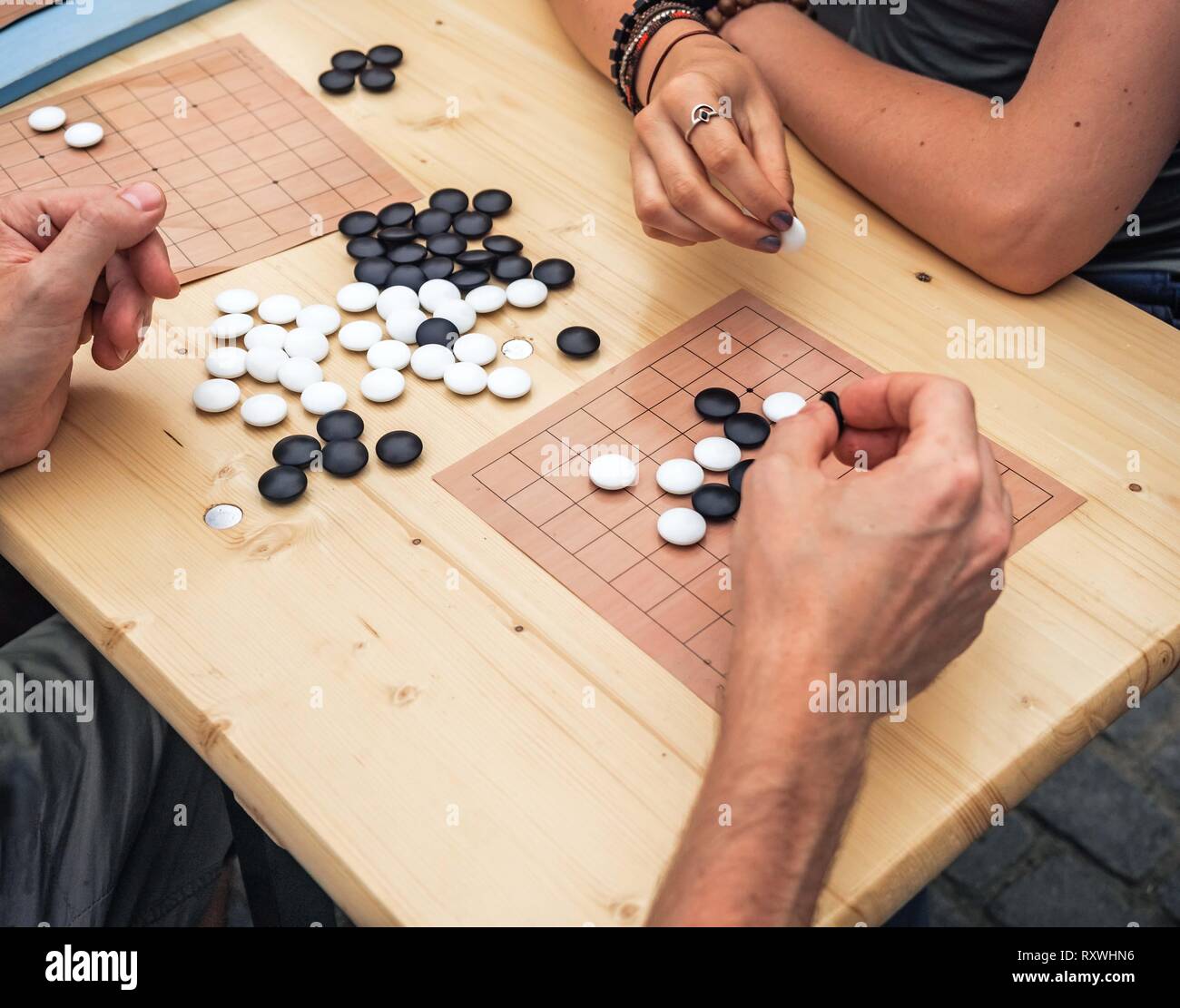 Menschen spielen chinesische Brettspiel. Menschen spielen Mahjong  asiatischen Kachel-basiertes Spiel. Tabelle Spielen top Ansichtim Spiel von  go Blick von oben Stockfotografie - Alamy