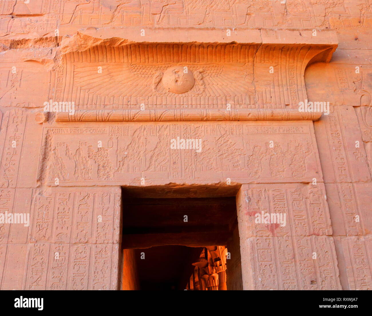 Relief aus dem Tempel von Philae auf einer Insel im Reservoir der Assuan Staudamm Niedrig, hinter dem Aswan Dam und Lake Nasser, Ägypten. Die Tempelanlage wurde abgebaut und in der Nähe der Insel Agilkia als Teil der UNESCO Nubien Kampagne Projekt verschoben, bevor die 1970 Abschluss der Assuan Staudamm. Die Insel Tempel wurde während der ptolemäischen Reich 380-362 v. Chr. erbaut. Die wichtigste Gottheit der Tempel Komplex war Isis Stockfoto