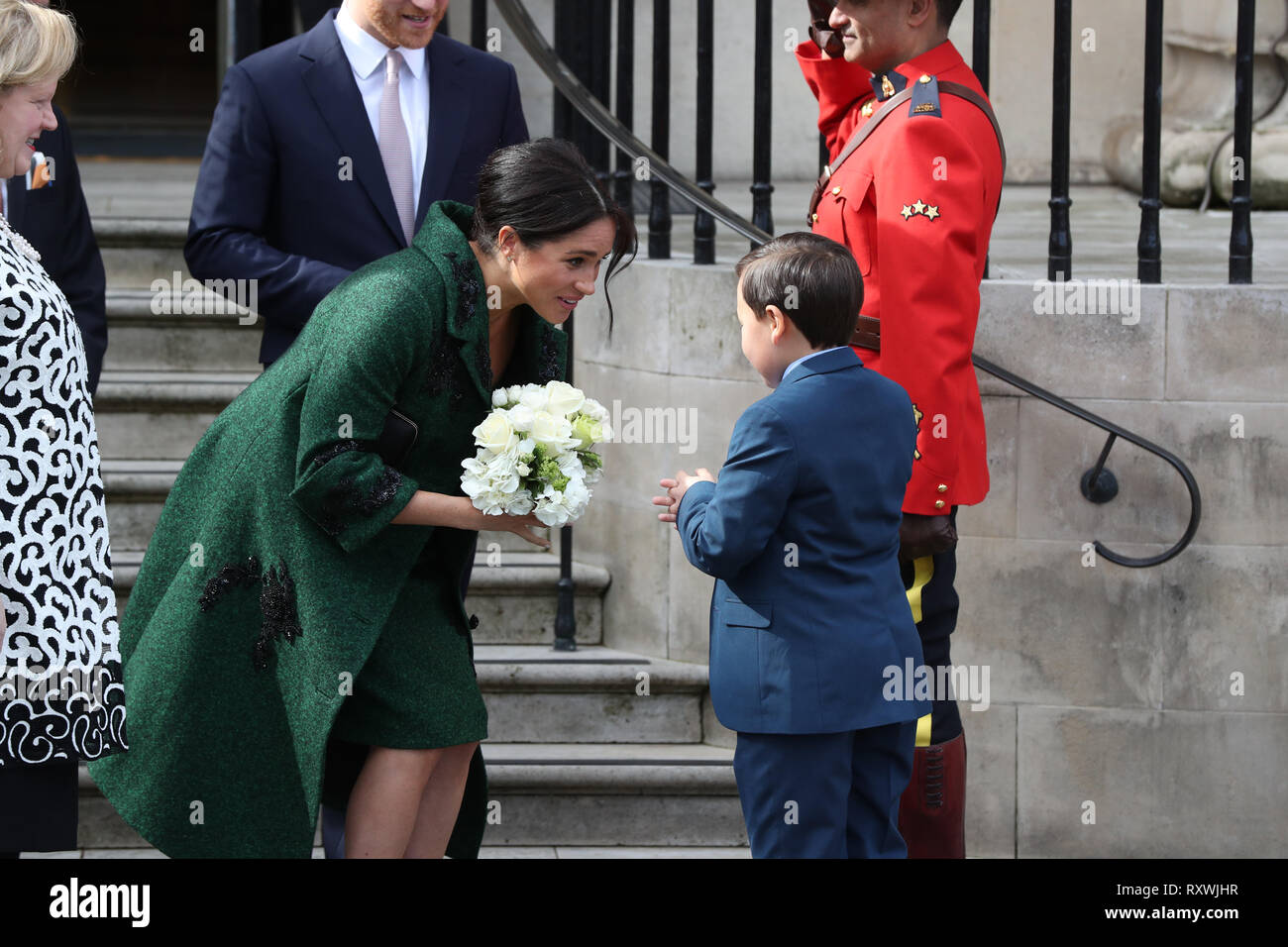 Herzogin von Sussex erhält einen Blumenstrauß, als sie und ihr Mann, der Herzog von Sussex, Kanada verlassen Haus in London nach einem Commonwealth Tag Jugend Ereignis feiert die vielfältigen Gemeinschaft junger Kanadier Leben in London und in Großbritannien. Stockfoto