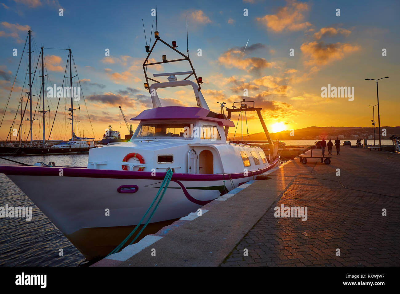 Schönen Sonnenuntergang Licht über dem Hafen von Palamos in Spanisch Costa Brava Stockfoto