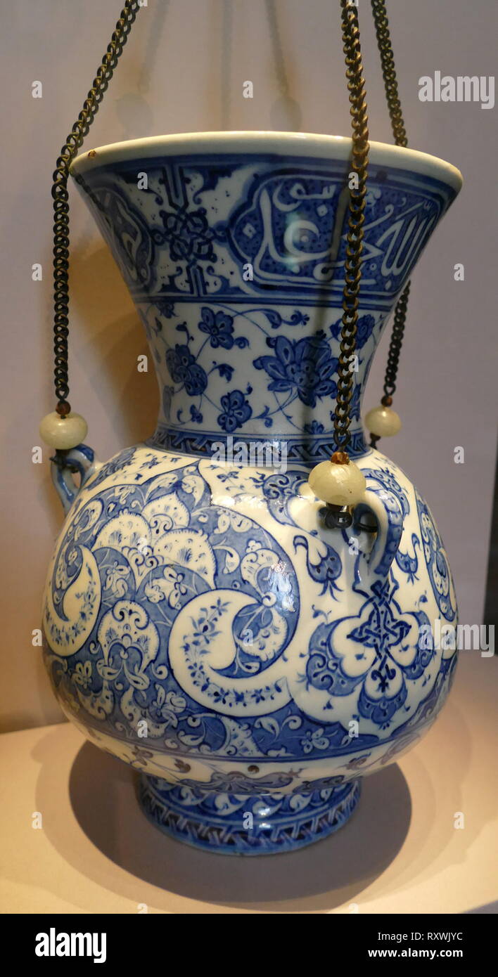 Moschee Lampe in der Türkei, über 1510. Dieser Stein einfügen Lampe ist im Zusammenhang mit der mausoleum von Bayezid II., seine Dekoration wurde der Einfluss von Baba Nakkas, ein wichtiges Gericht Künstler zugeschrieben worden. Stockfoto