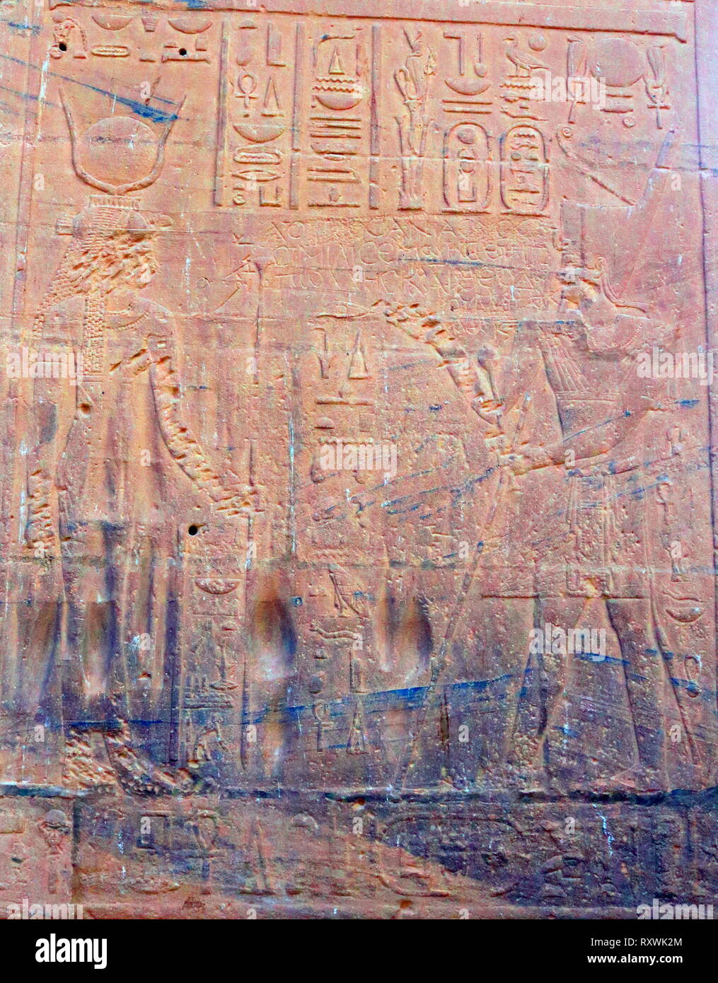 Relief aus dem Tempel von Philae auf einer Insel im Reservoir der Assuan Staudamm Niedrig, hinter dem Aswan Dam und Lake Nasser, Ägypten. Die Tempelanlage wurde abgebaut und in der Nähe der Insel Agilkia als Teil der UNESCO Nubien Kampagne Projekt verschoben, bevor die 1970 Abschluss der Assuan Staudamm. Die Insel Tempel wurde während der ptolemäischen Reich 380-362 v. Chr. erbaut. Die wichtigste Gottheit der Tempel Komplex war Isis Stockfoto