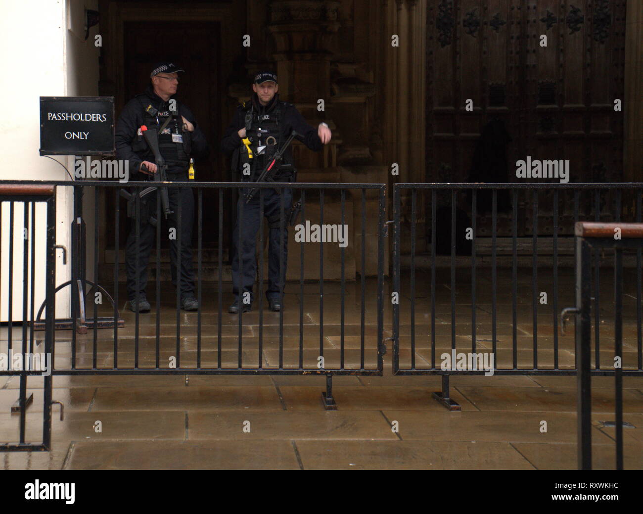 Maßnahmen zur Gefahrenabwehr einschließlich der bewaffneten Polizei, außerhalb des House of Commons, untere Kammer des Britischen Parlaments im Jahr 2019 Stockfoto