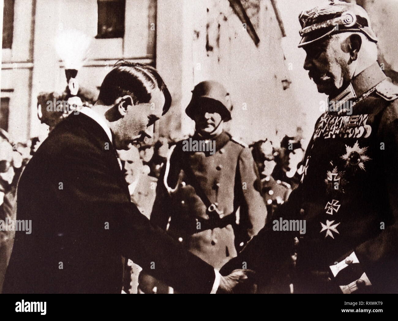 Präsident Hindenburg Kehlen während einer nationalen Partei Tag an Kanzler Adolf Hitler. Stockfoto