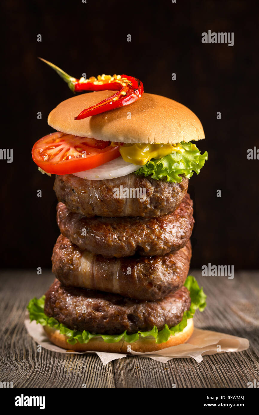 Big Burger Mit Einem Stapel Schnitzel Stockfotografie Alamy