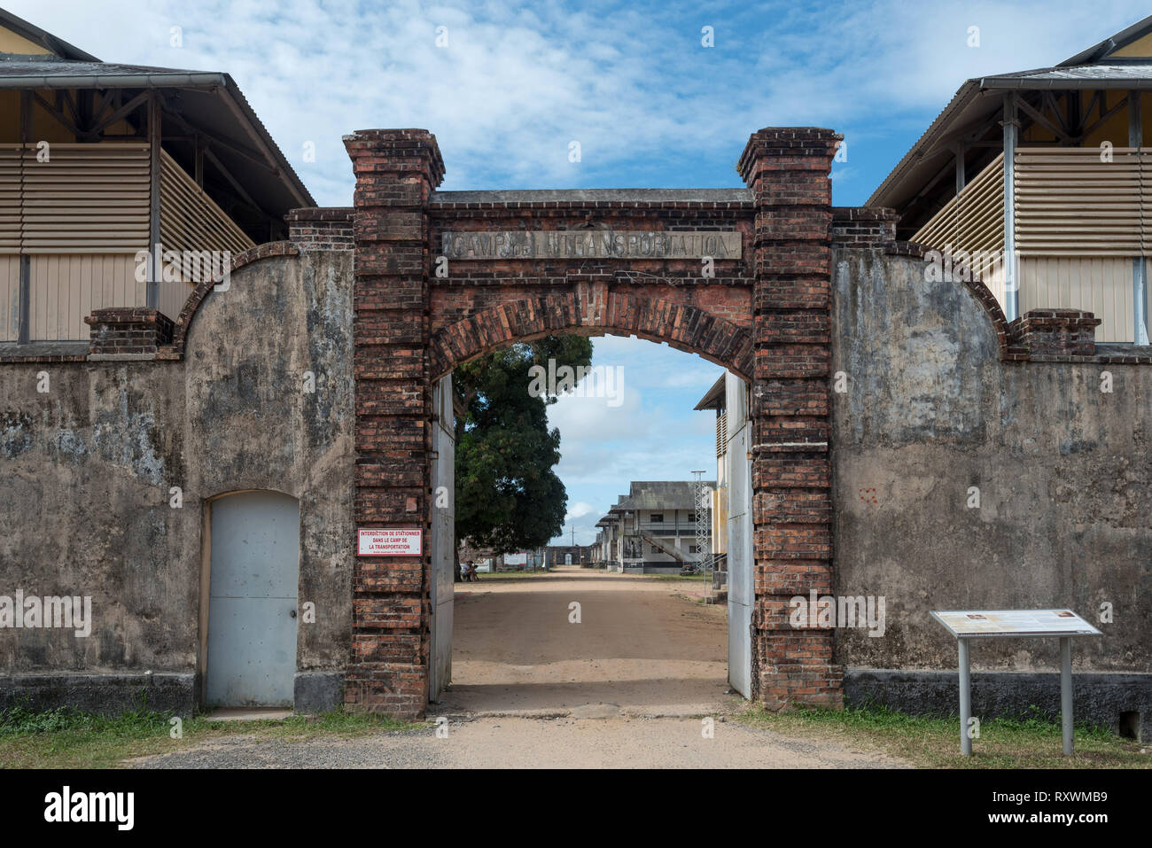 Gefängnis St-Laurent-du-Maroni, in Französisch Guyana. Eingang zum Lager  Stockfotografie - Alamy