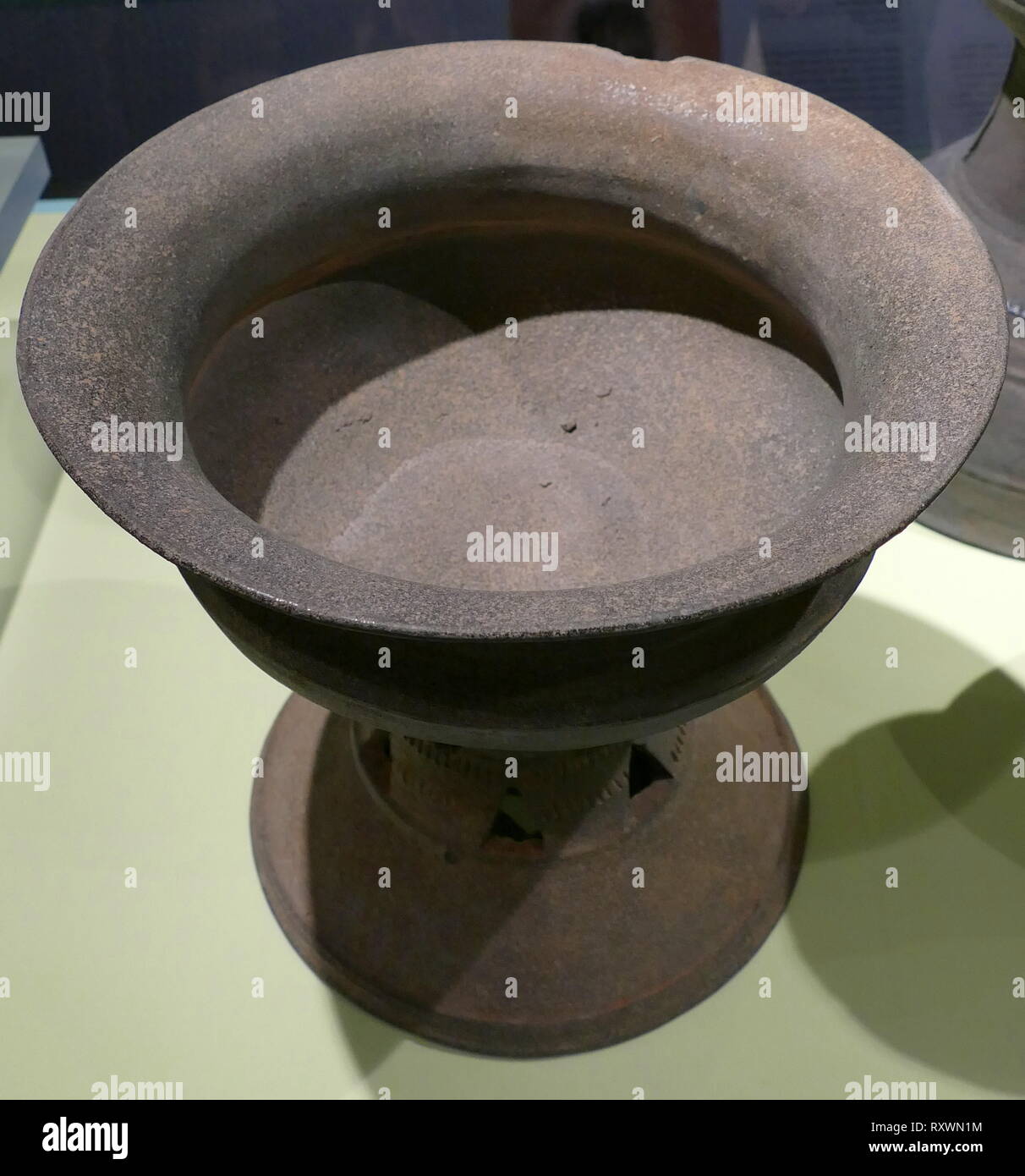 Schüssel mit gestanzten Dekoration Unified Silla koreanischen Königreich, Periode, 700 - 800 AD, Steinzeug. Schiffe wurde gleichmäßiger über die Halbinsel nach Silla beigefügt Goryeo und Baekje und herrschte große Teile des Territoriums. In der Zeit der Drei Königreiche eingeschnittenen Runde oder dreieckige Muster beliebt waren. Diese Art der Dekoration wurde von Stempeln aus den späten AD 500 $ bis zu diesem frühen AD 800 s abgelöst. Stockfoto