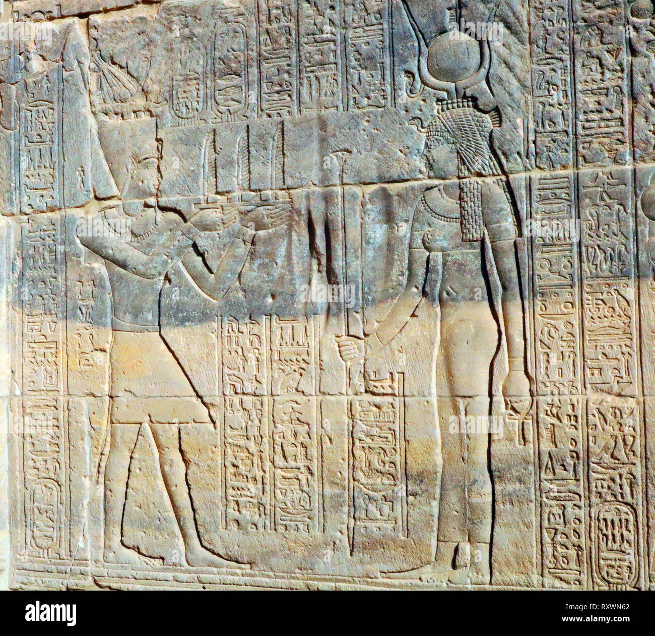 Relief aus dem Tempel von Philae auf einer Insel im Reservoir der Assuan Staudamm Niedrig, hinter dem Aswan Dam und Lake Nasser, Ägypten. Die Tempelanlage wurde abgebaut und in der Nähe der Insel Agilkia als Teil der UNESCO Nubien Kampagne Projekt verschoben, bevor die 1970 Abschluss der Assuan Staudamm. Die Insel Tempel wurde während der ptolemäischen Reich 380-362 v. Chr. erbaut. Die wichtigste Gottheit der Tempel Komplex war Isis Stockfoto