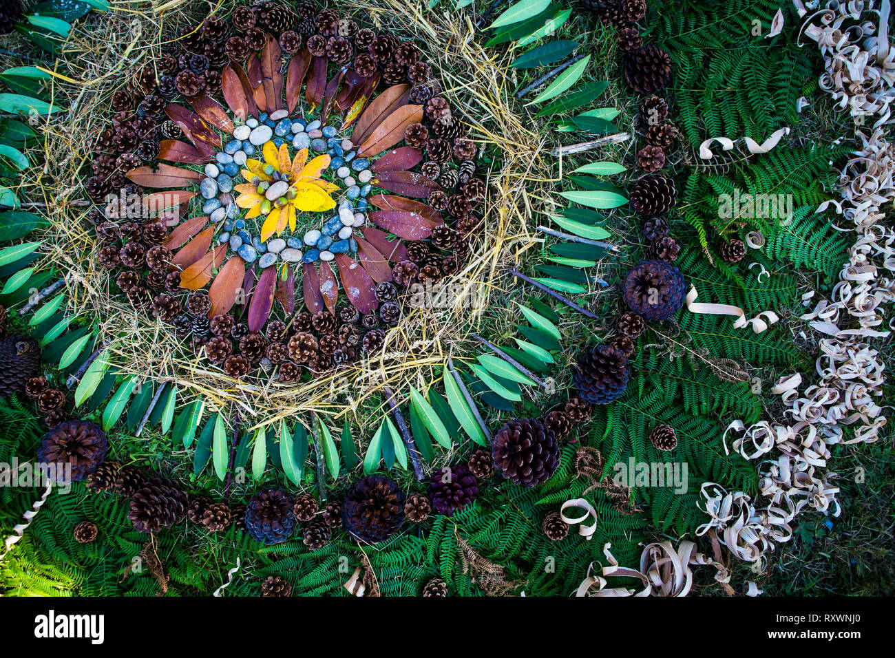 Natürliche Objekte verwendet ein Mandala auf den Boden in die Wildnis Festival, Kent, Großbritannien zu machen Stockfoto