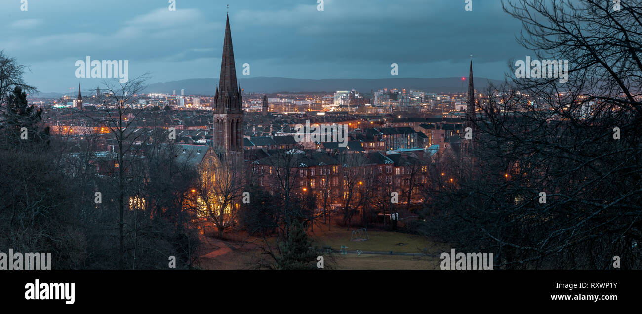 Panoramabild von Glasgow in der Nacht. Blauer Himmel und Lichter. Stockfoto